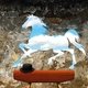 Опорный прыжок лошади. Современная инсталляция по мотивам работ Рене Магритта
