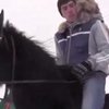 Собака, которая ездит на лошади, покорила весь мир