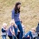 Двухлетний наследник принц Георг (справа) вместе с мамой Кейт МИДДЛТОН на поло-матче, в котором принимает участие его отец. Но самому попробовать себя в этой благородной игре, безусловно, гораздо интереснее... / Фотограф: Zuma\TASS